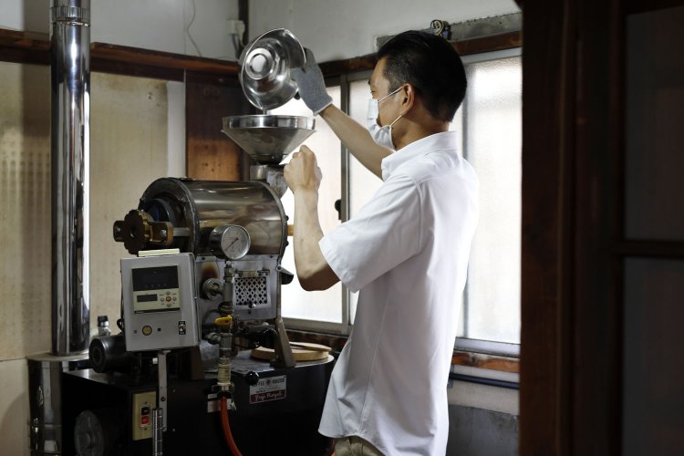 焙煎する石田さん。持ち帰り用ドリップパック200円もあり。