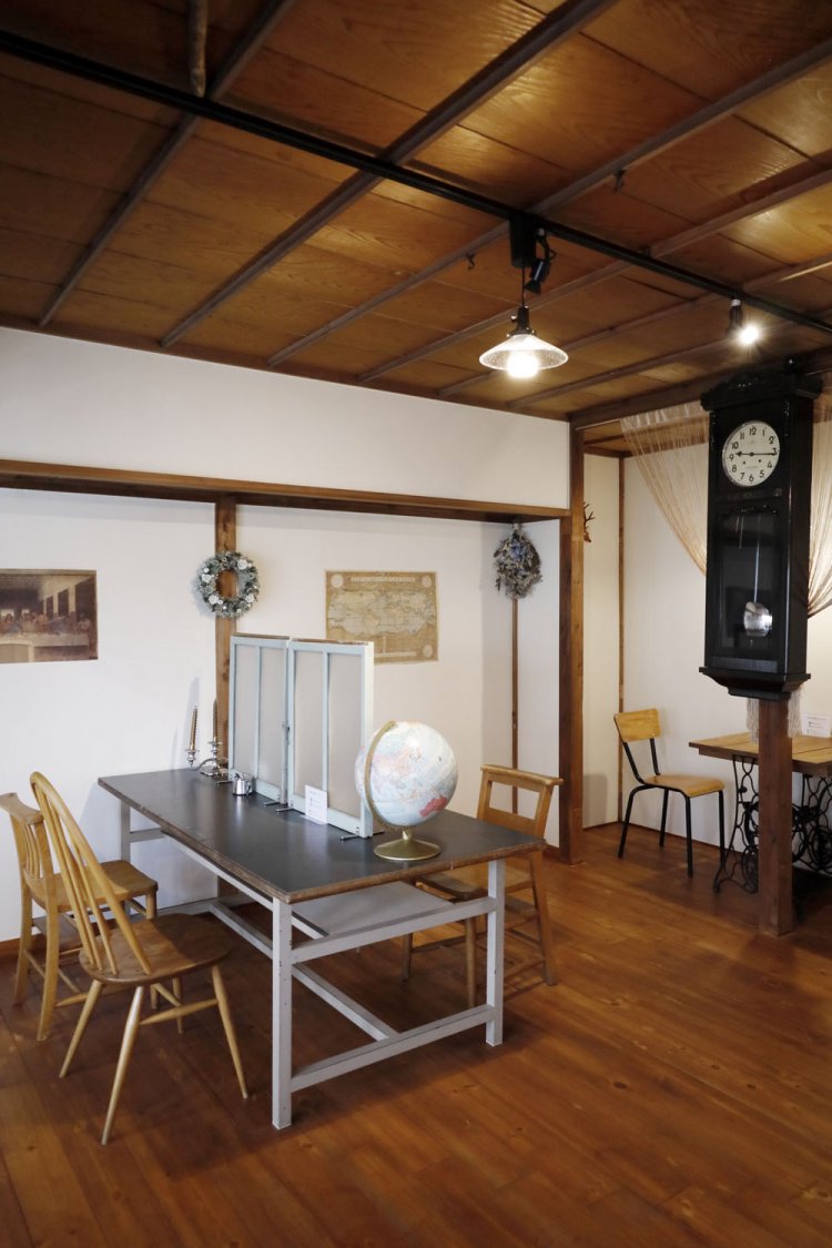 客席には振り子時計が。