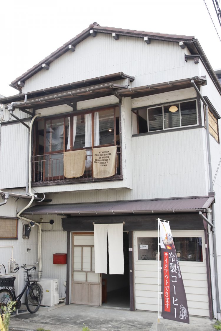 1棟まるっと店舗。1階が販売カウンター、2階が客席だ。