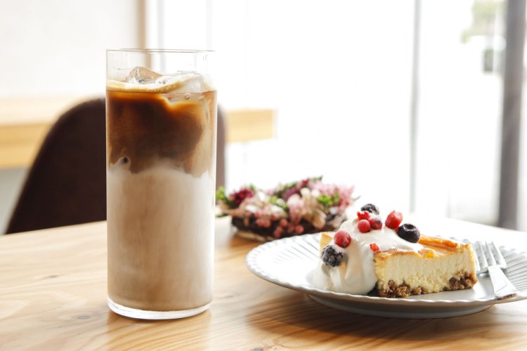 カフェラテ500円に合わせるなら、チーズの風味が濃厚なCCDチーズケーキ580円が◎。