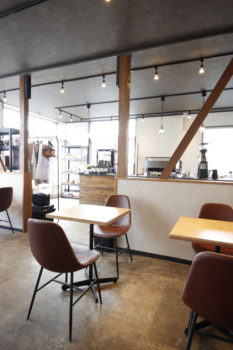 光がたっぷり入る明るい店内。