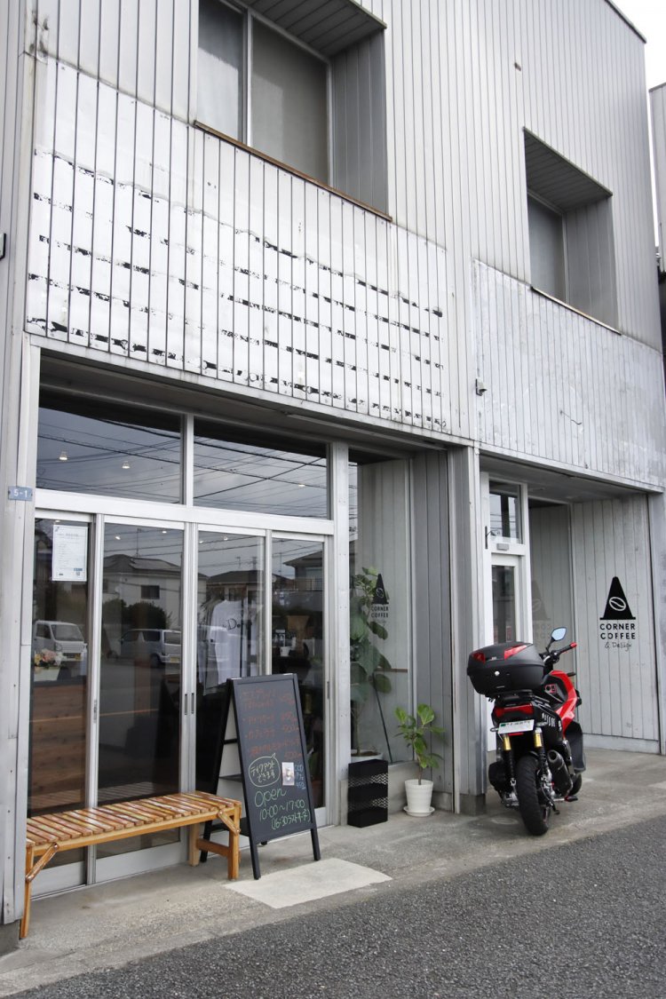 角地にあることが店名の由来。