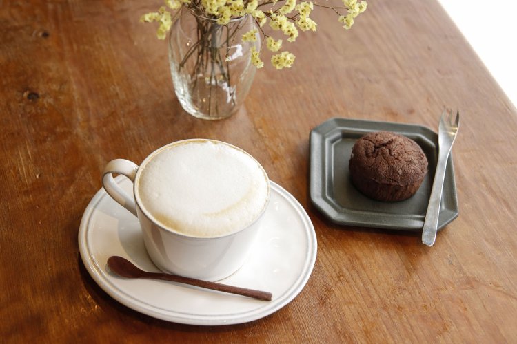 渋ラテ550円と日替わりおやつ300円。