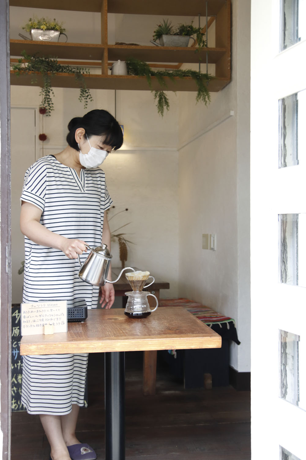 中村さんは時折、店頭で実演販売をする。また、客が自宅から持ちこんだ豆を、プロの技術で淹れるサービスも。