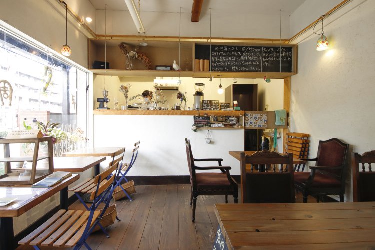 吊り棚がかわいらしい店内。