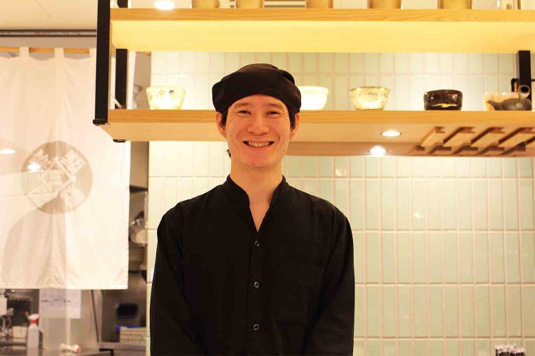 石崎万里店長。