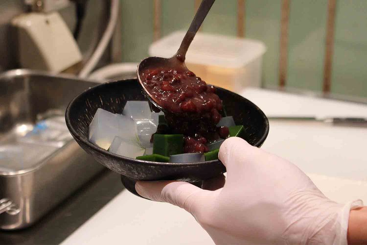 みずみずしい餡をたっぷりかける。