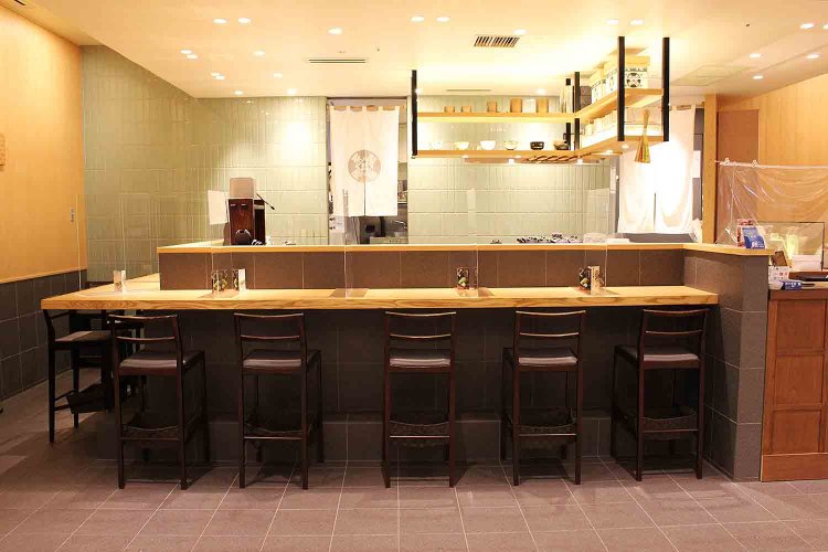 スイーツができあがる様子を楽しめるカウンター席。