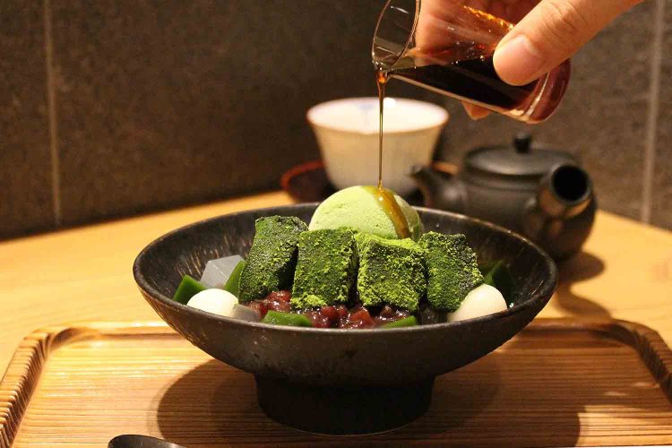 抹茶尽くしの抹茶わらび餅あんみつ。