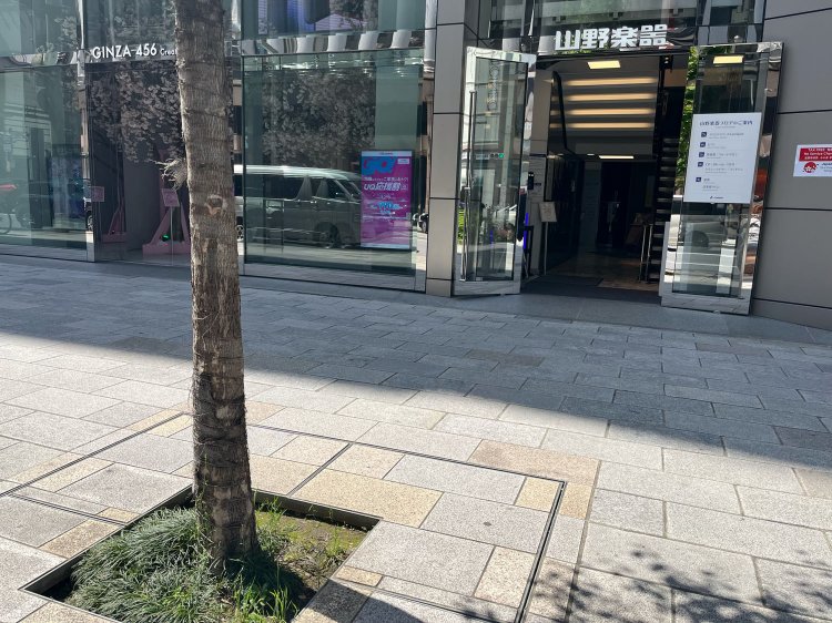 山野楽器の前の歩道。