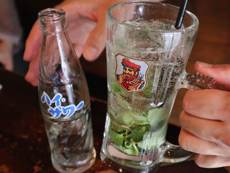 北見はハッカの街としても有名。キタミントハイボールセット484円（なか363円、そと243円）。