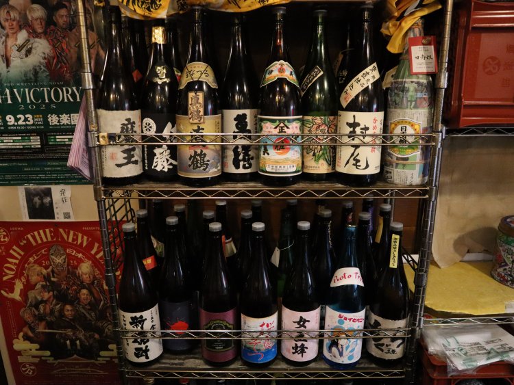 焼酎だけで110～120種類という圧巻の品揃え。