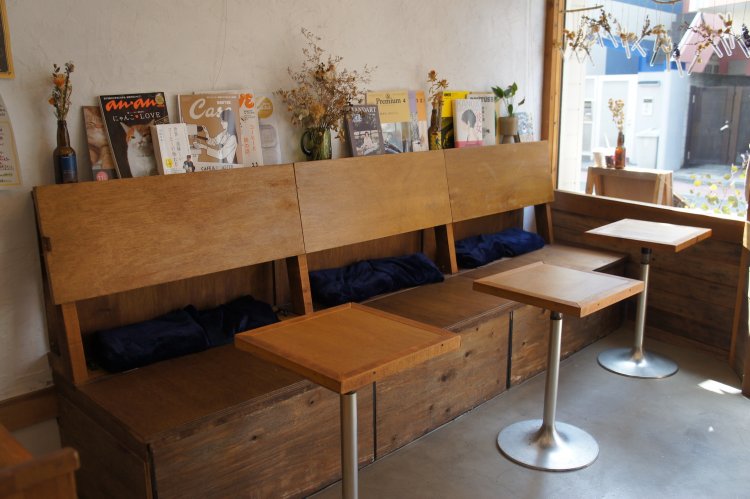 店内はコンパクトながらも、ゆとりを感じる空間。