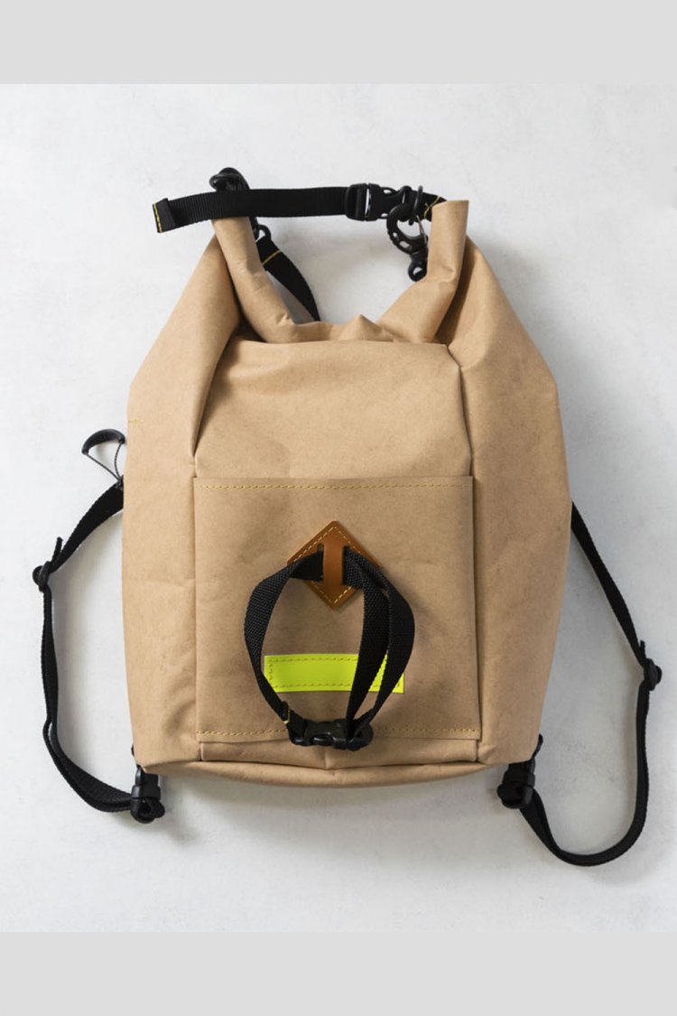 Roll bag2万4200円。洗える素材だから多少雨に濡れても大丈夫。スマートフォンは防水ポケットにどうぞ。