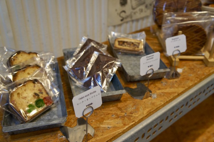焼菓子やパンたちが店頭に並ぶ。