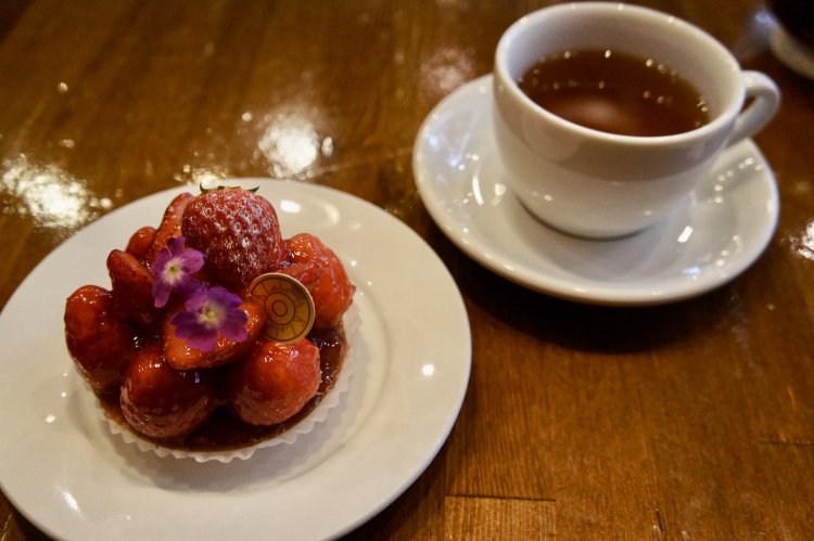 季節のフルーツが瑞々しいタルト・フリュイ486円、紅茶(アッサム・アールグレー2種)600円。