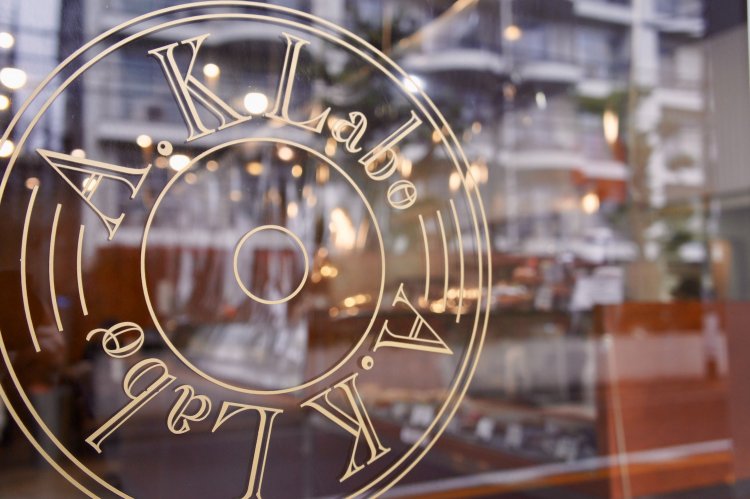 店頭のガラスに映るのは、パティスリーの美しいロゴ。