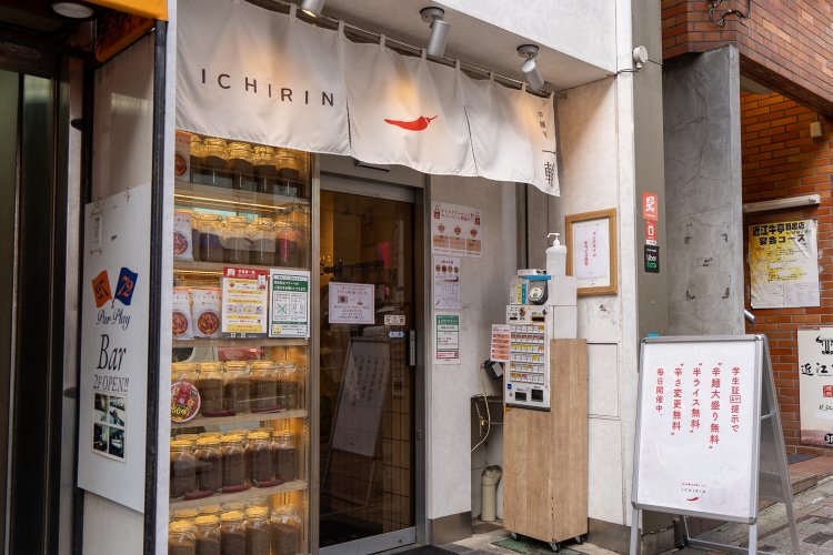 白と赤を効果的に使った存在感のある店構え。