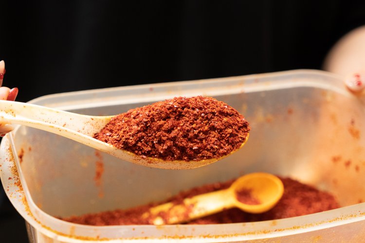 3種類の韓国唐辛子をブレンド。色がはっきりしているが、辛味の少ない唐辛子と辛さの強い唐辛子をうまくブレンド。