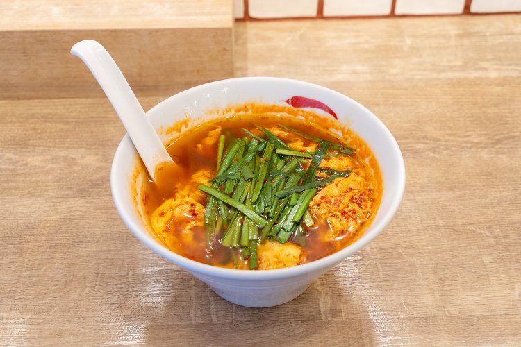 辛麺850円。辛さのレベルが0～5は無料だが、6～10ではプラス50円などと、より辛くしたい場合は有料。