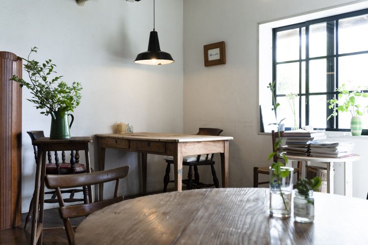 買い付け・修理は家具職人の手で。お気に入り席目当ての常連の姿も。椅子販売あり。