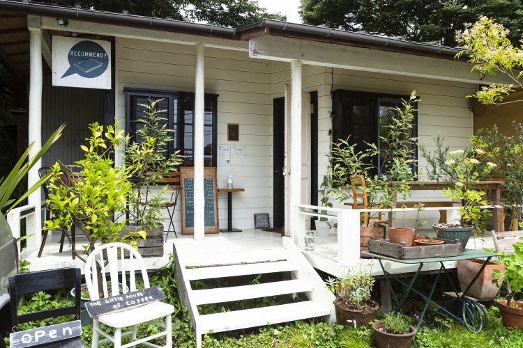 街道沿いに控えめに立つ。