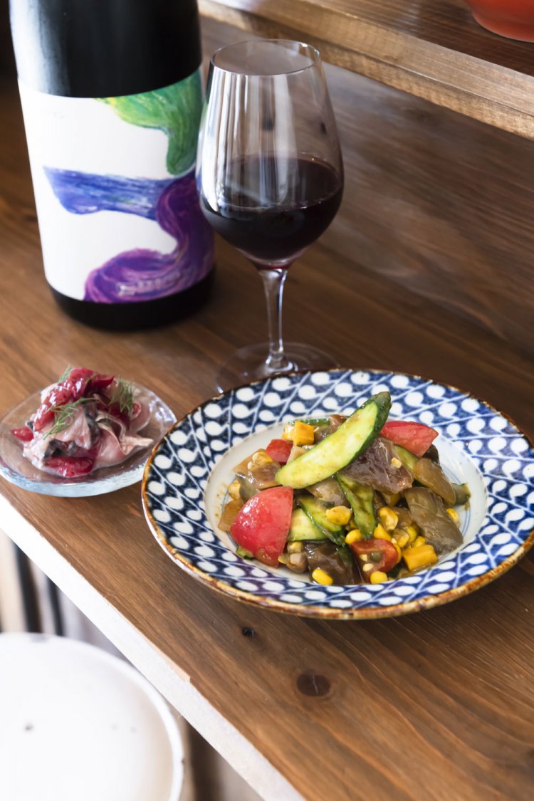 漬けガツオと夏野菜のサラダ650円、地サバとプラムのマリネ400円、まぜこぜワインの赤600円はろ過器不使用の山形県酒井ワイナリー製。