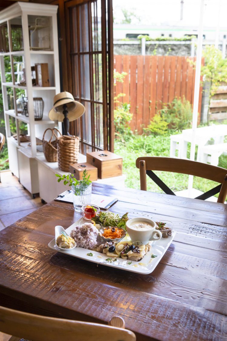 ランチの鶏肉のアクアパッツァ風プレートはドリンク付き1400円。コーヒーは客がハンドドリップする趣向。