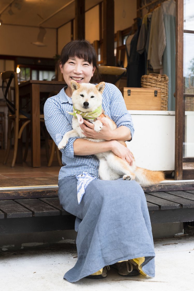 藤田さんと看板犬のルッコラ。
