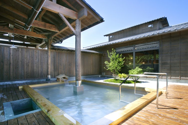 檜の香りと広々とした空間に癒やされる。