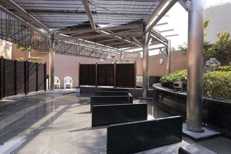 のびのびできる寝転びの湯。風が気持ちいい。