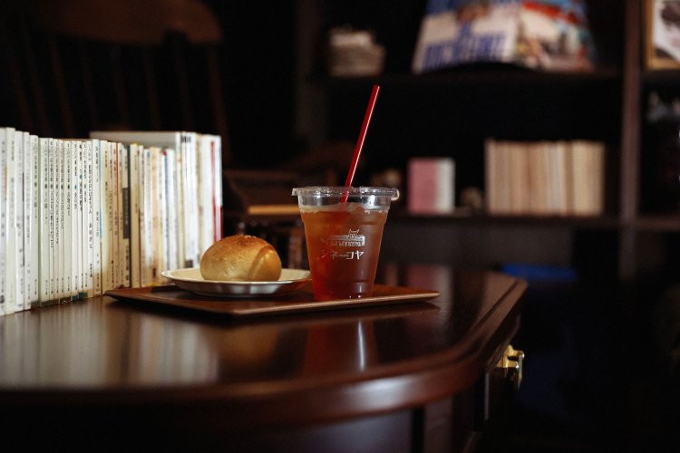 お供にはアイスティー460円と神奈川県山北町の『デスチャー』のあんぱん220円を。