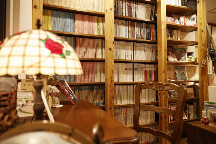 1970年代から揃う『キネマ旬報』は貴重な寄贈書。