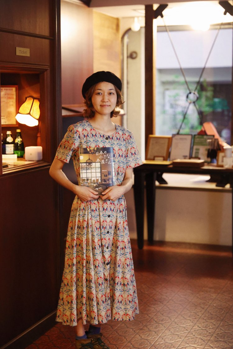 竹中さんが手にする『日本の小さな本屋さん』は7月の本で、映画は『ブックセラーズ』を上映。「古書店や、名画座ロビーを彷彿とする空間でごゆっくり」。