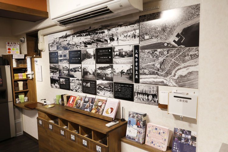 大磯町の歴史を伝える今昔写真を掲示したり、地元のフリーペーパーも揃える。コーヒーや日本茶もセルフで提供。