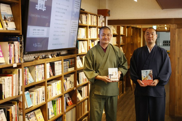 第29世住職の大澤曉空（ぎょうくう）さん（右）と古井さん。「私たちが考えている事を本を通じて伝えられたら」。「平日夕方は子供たちが集いにぎやかですよ。どうぞ気軽に」。