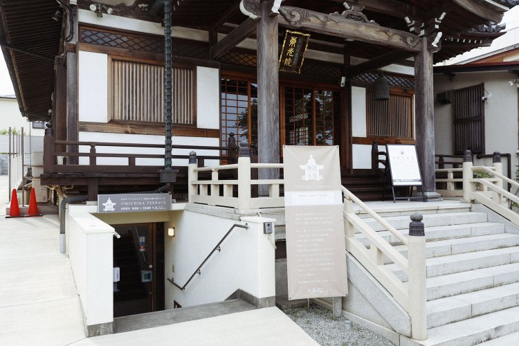 本堂左手から地階へ。誰でも自由に利用できて、登録すれば貸し出しも可能。