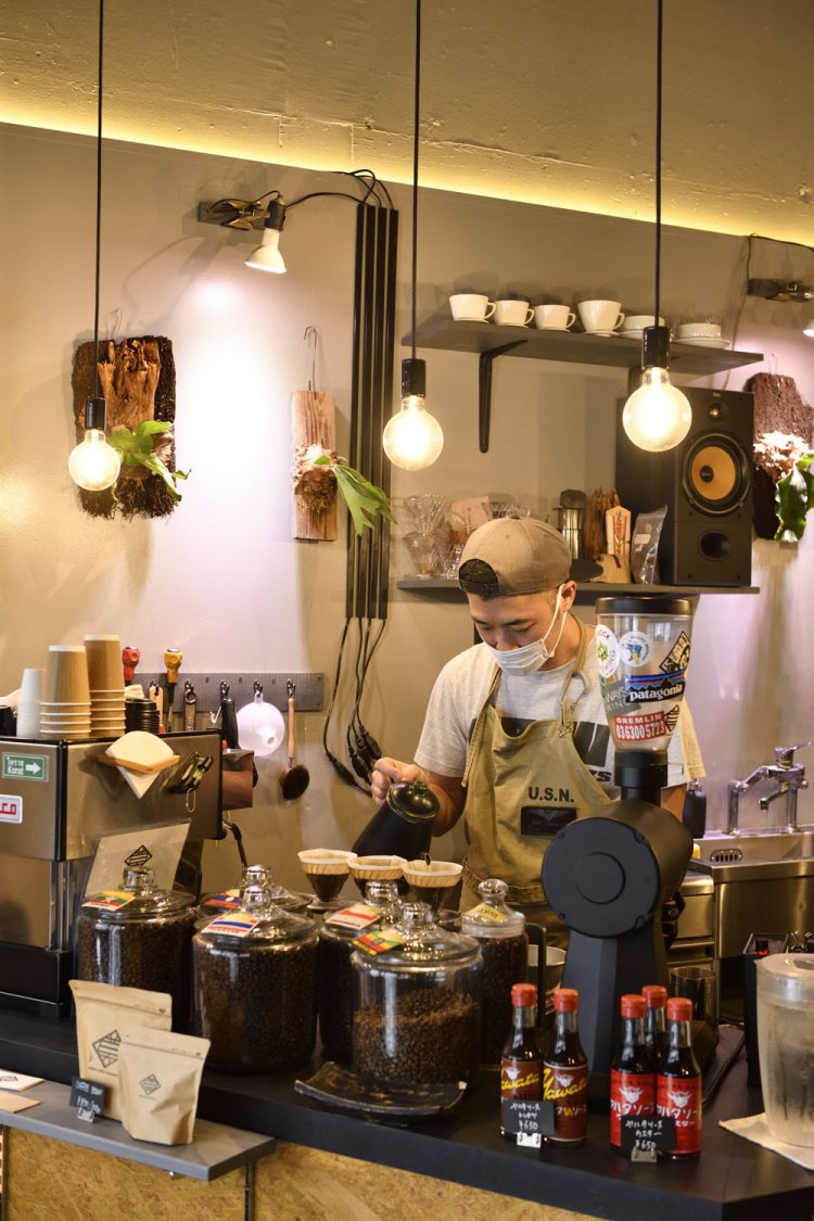 ドリップする岡村さん。サーバーには清澄白河『リカシツ』の理化学ビーカーを使う。