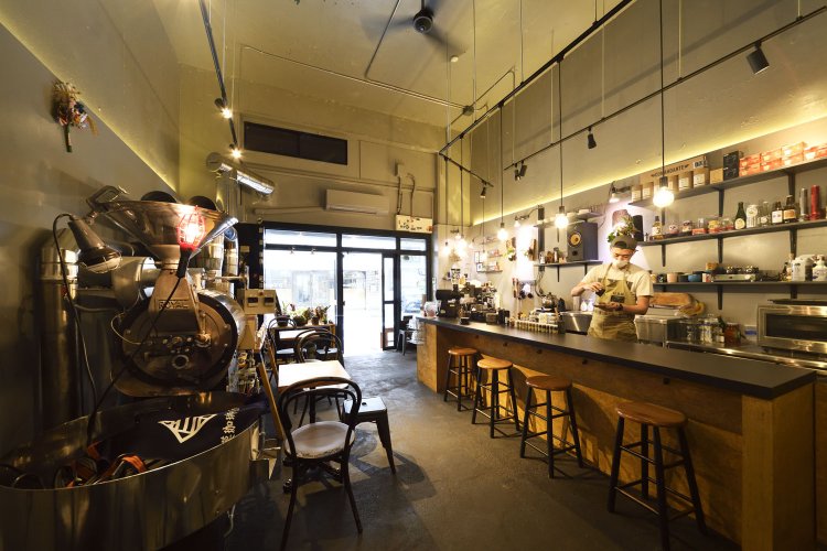 天井高4.4ｍの圧迫感のない店内。30年以上前に作られたフジローヤルの焙煎機を細部まで補修し使う。