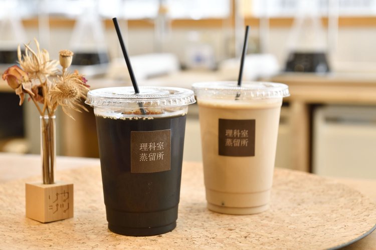 伝統的な水出し珈琲ブラック400円、ジンジャーマサラ珈琲550円。