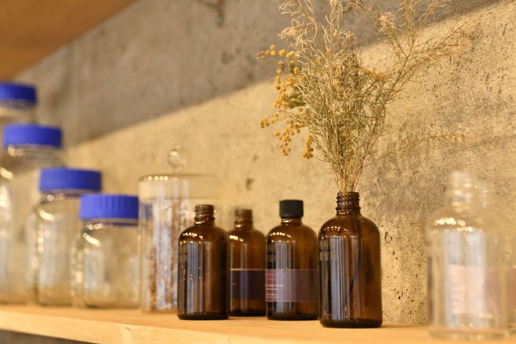 店内では理化学器材も販売。