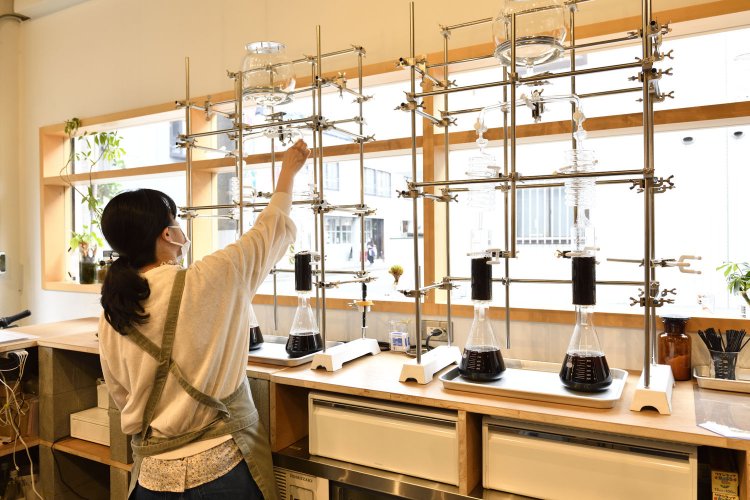 水出しの装置は、コックをひねって水の落ちる量を調整する。