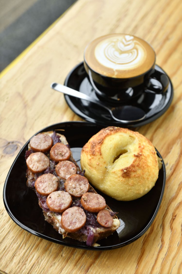 フラットホワイト550円、紫キャベツとウィンナーのタルティーヌ410円、フロマージュ70％ 421円。