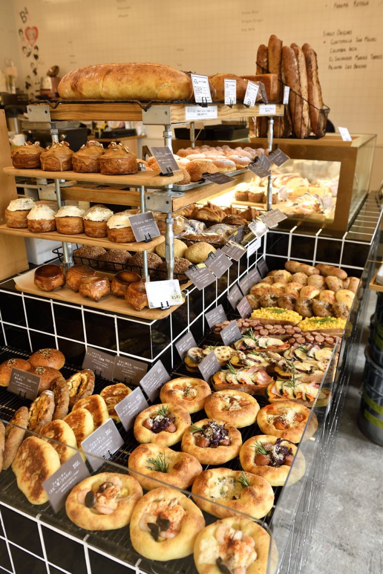 入り口正面、黒いタイルの台がパンコーナー。9時30分ごろから焼き上がる。