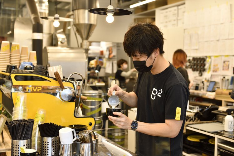 ラテなどを作るエスプレッソマシンはSYNESSO製。奥に見えるのはLORING社の焙煎機。