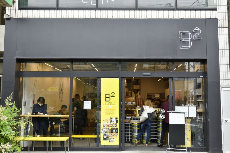 店の正面は全面ガラス張り。