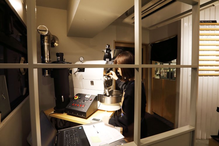 店内の一角には焙煎機が。