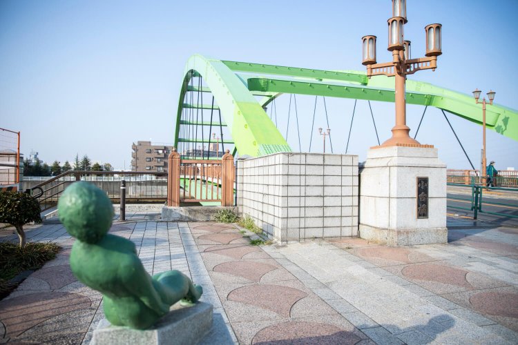 隅田川に架かる小台橋。傍らにはそれを見上げる「空を見る少女」像が。