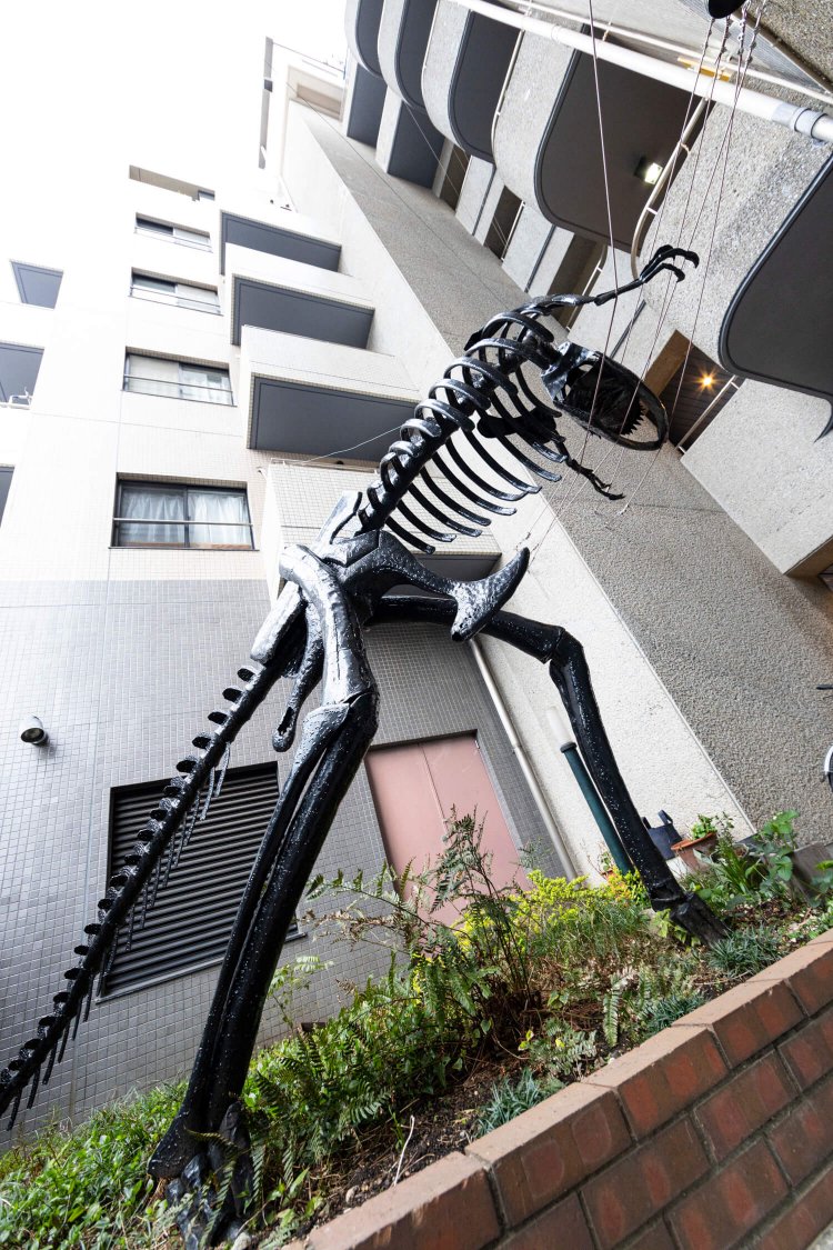 恐竜グッズが目を引くサウルスマンション。鉄製の恐竜骨格まである！