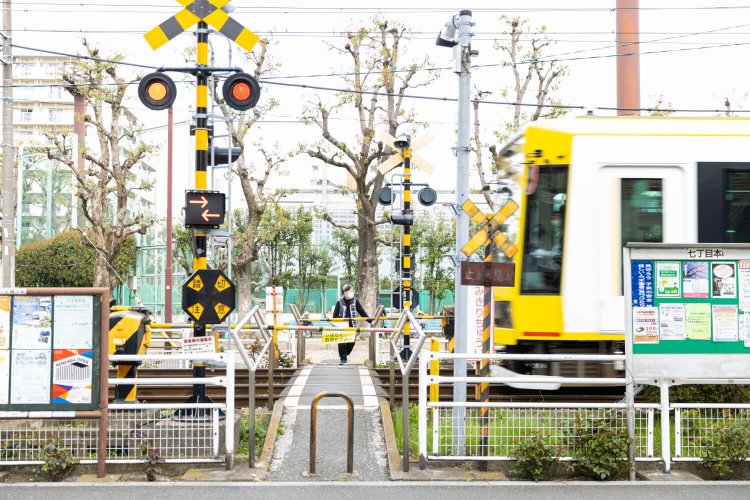 荒川遊園地前停留場そばの小さな踏切。人がすれ違えないほど狭い。